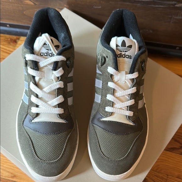 adidas Originals Green and White Sneakers Classic Design - Picture 3 of 7